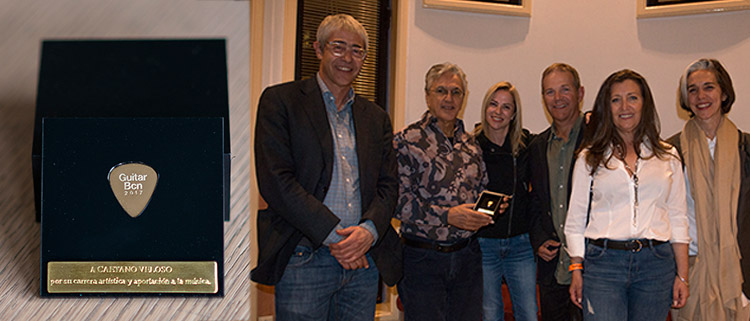 CAETANO VELOSO RECIBE LA PRIMERA PÚA DE ORO DEL GUITAR BCN